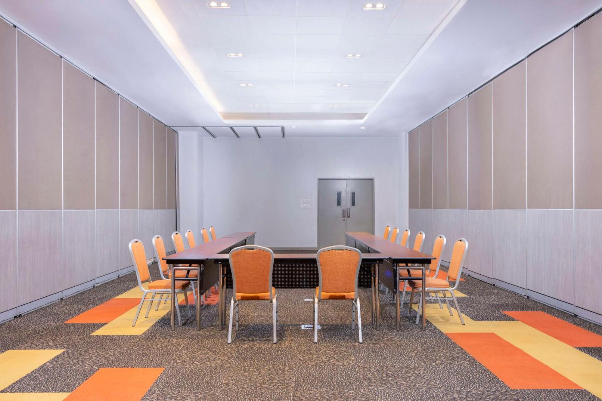 Park Inn By Radisson Iloilo Экстерьер фото
